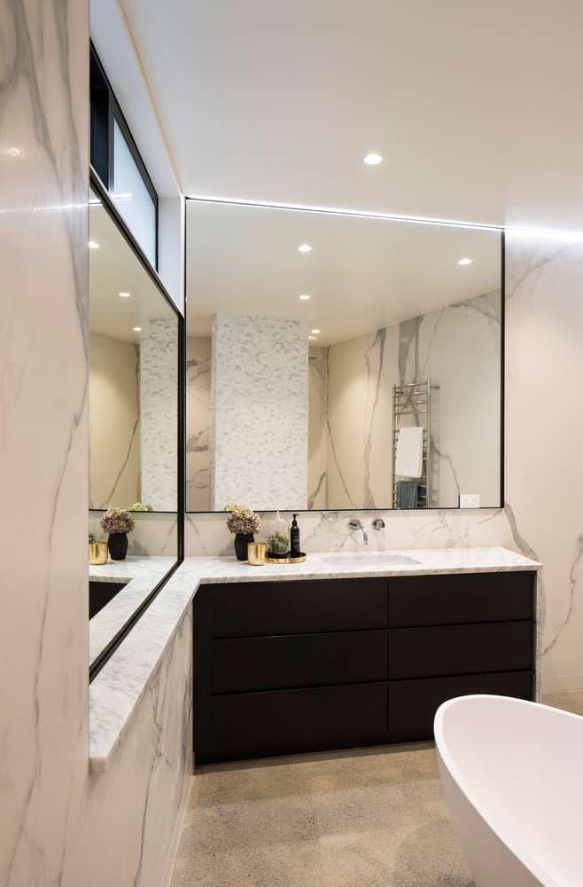Мраморная ванная комната с большим зеркалом от Matter