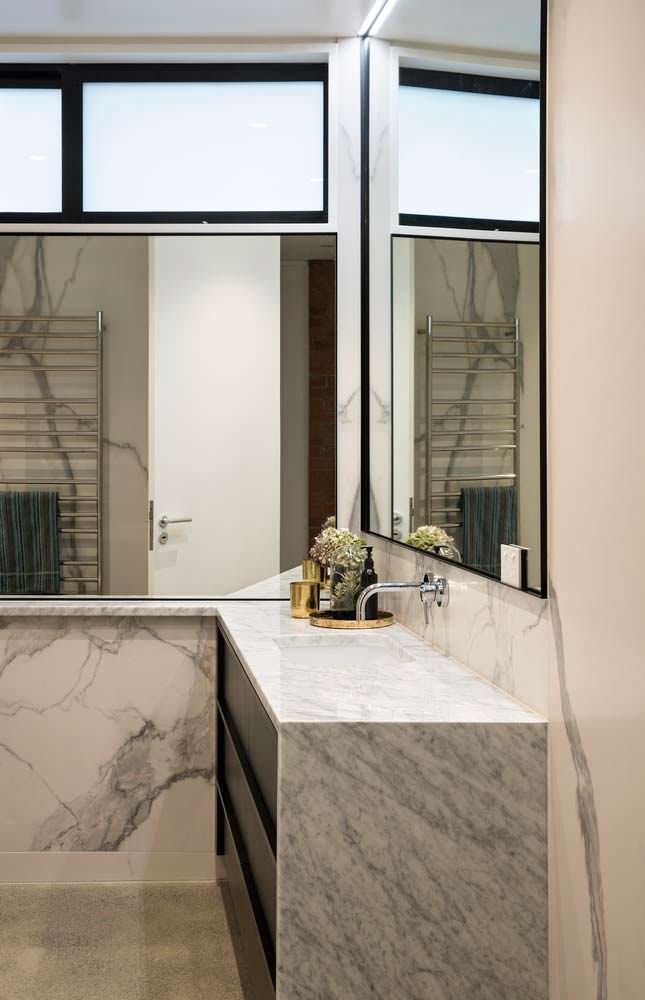 Дизайн ванной комнаты с большими зеркалами от Matter