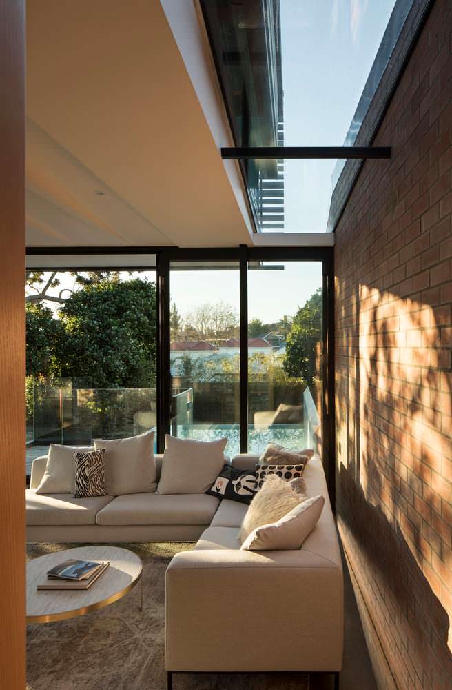 Солнечный дизайн гостиной с диваном в доме от Matter