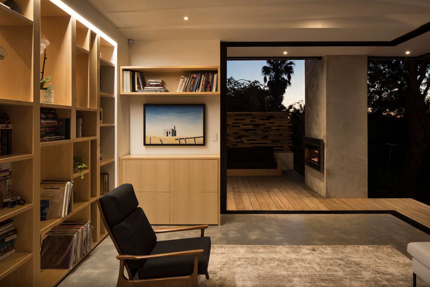 Дизайн комнаты с книжными полками от Matter