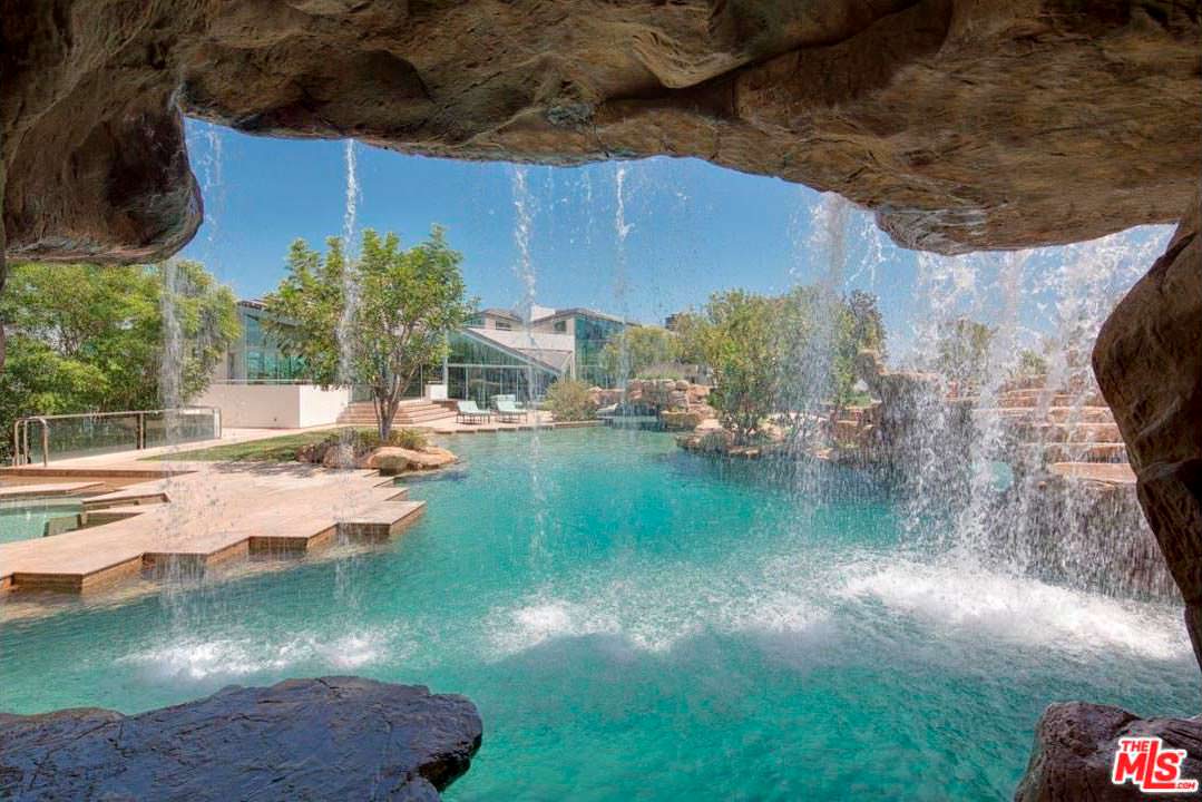 Бассейн со скалой и водопадом у дома Тайлера Перри