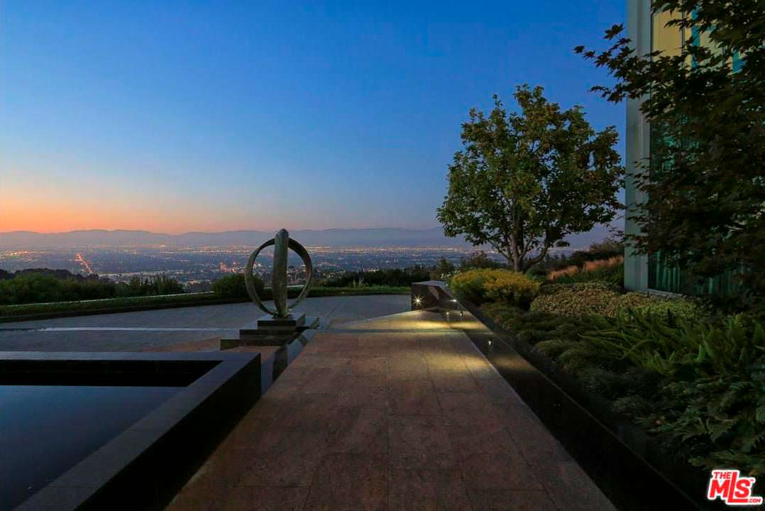 Вид на огни Лос-Анджелеса со двора дома Тайлера Перри