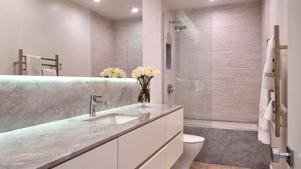 Современный дизайн ванной в квартире актрисы Фэй Данауэй