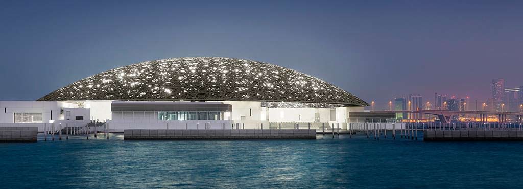 Художественный музей Лувр Абу-Даби на острове Саадият в ОАЭ