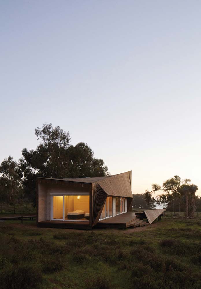 Деревянный двухэтажный пляжный дом в Чили