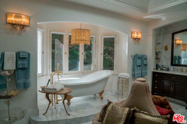Дизайн ванной с большим окном
