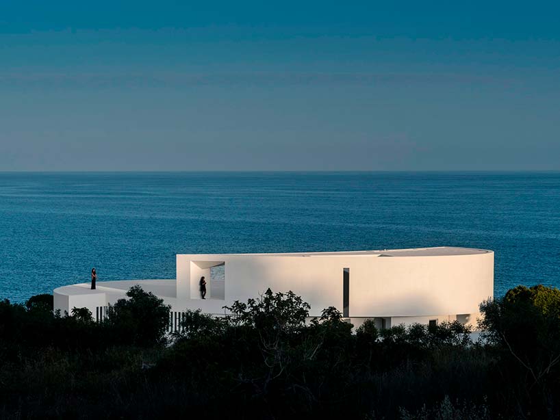 Дом на берегу океана в Португалии. Дизайн Марио Мартинеса