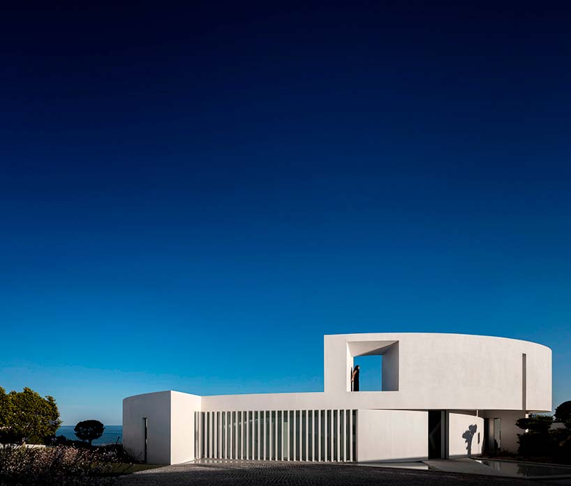Дом на скалистом берегу в Португалии. Дизайн Марио Мартинеса
