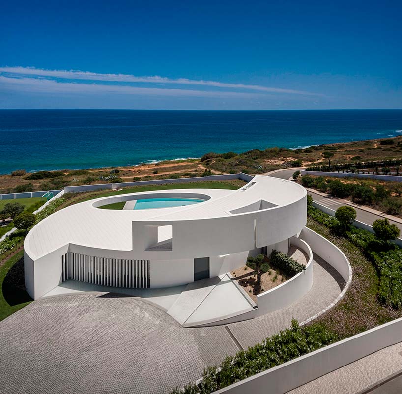 Двухэтажная белая вилла на скалистом берегу в Португалии