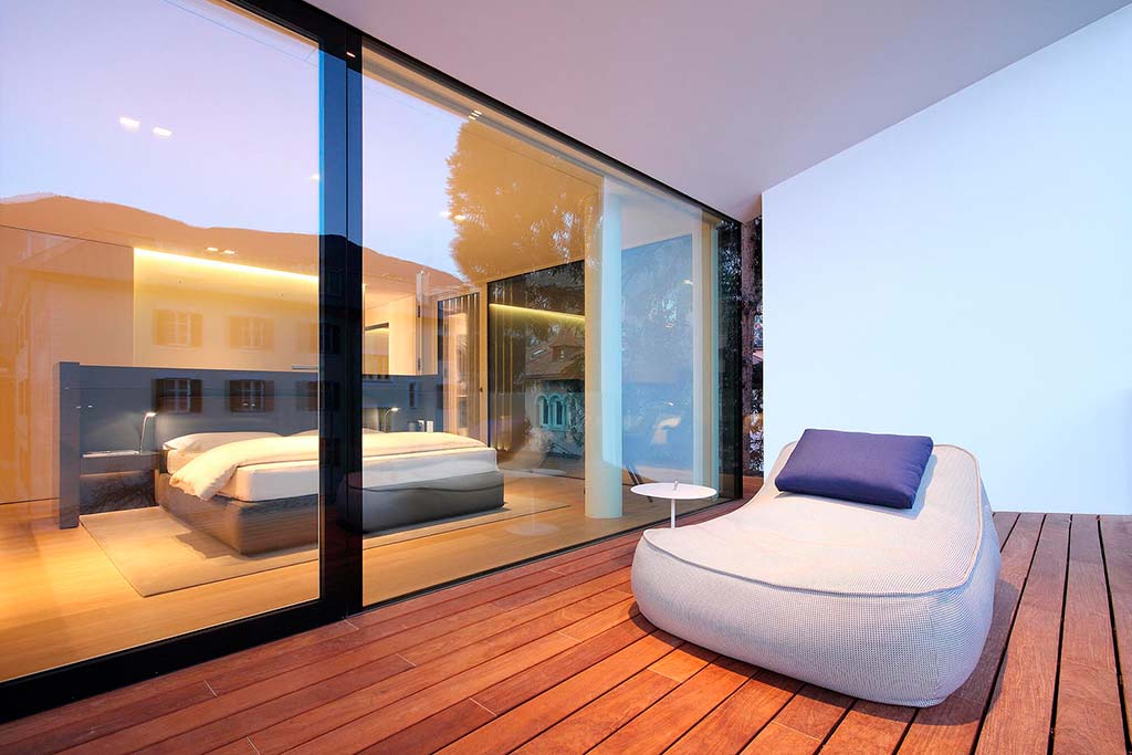Спальня со стеклянной стеной и выходом на террасу