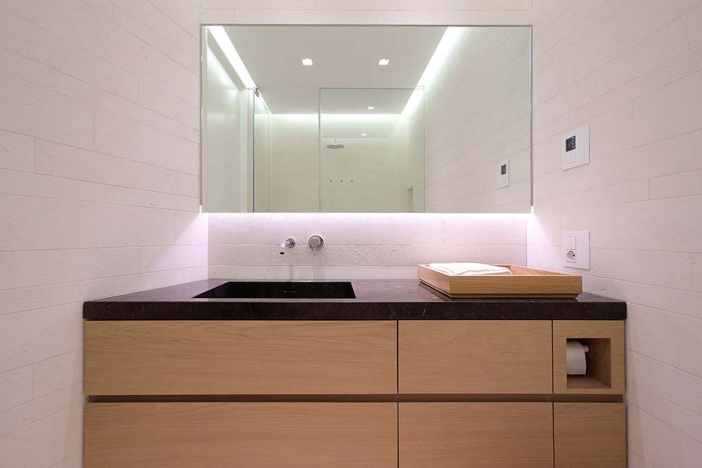 Современная ванная комната с душевой кабиной