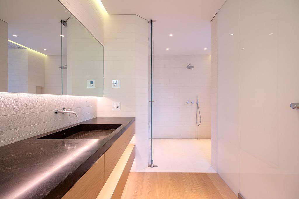 Современный дизайн ванной комнаты от студии JMA