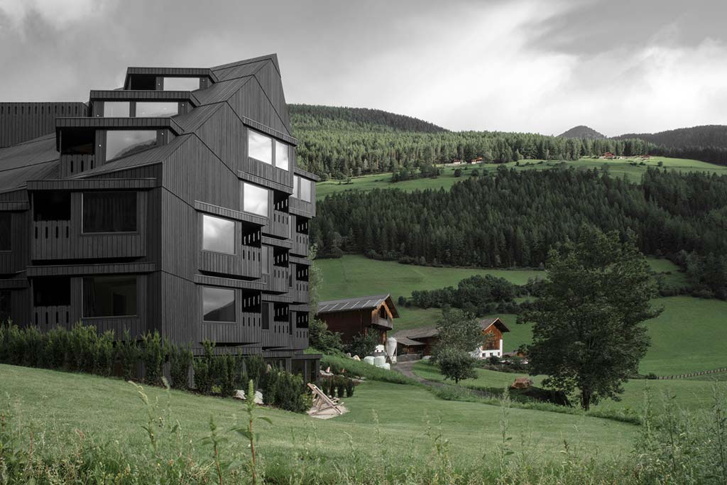 Отель в Италии с видом на горы от Pedevilla Architects