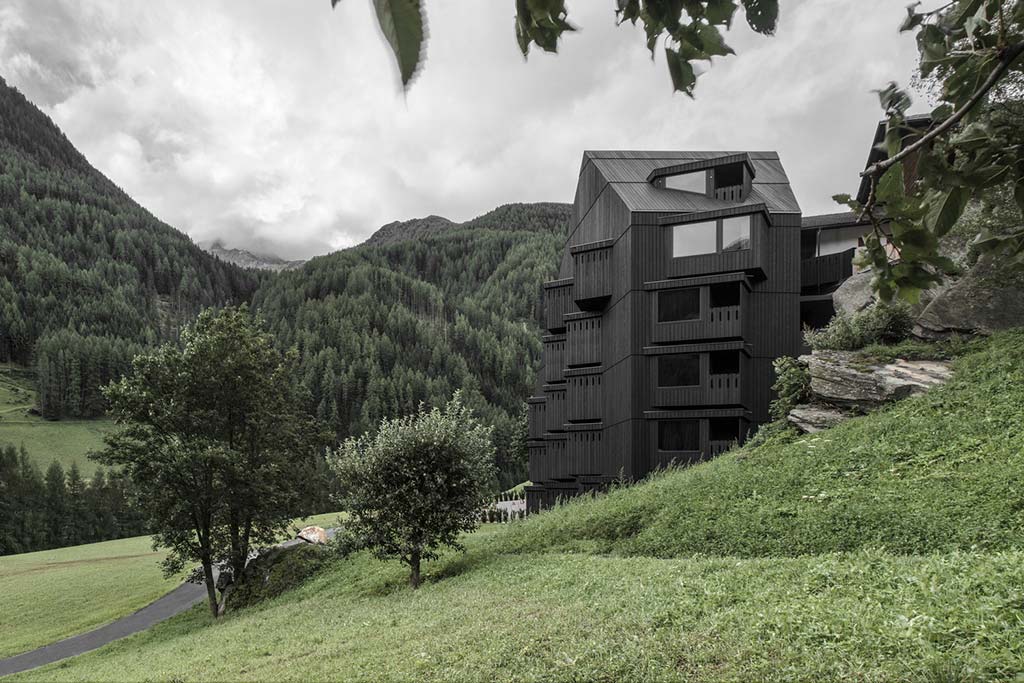 Hotel Bühelwirt: отель в горах окруженный лесом