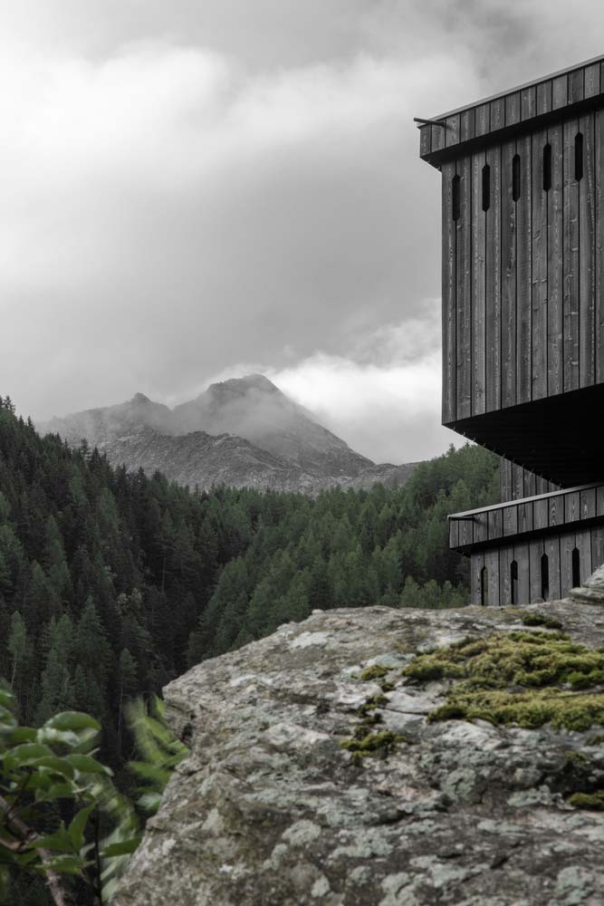 Деревянный отель с видом на горы от Pedevilla Architects