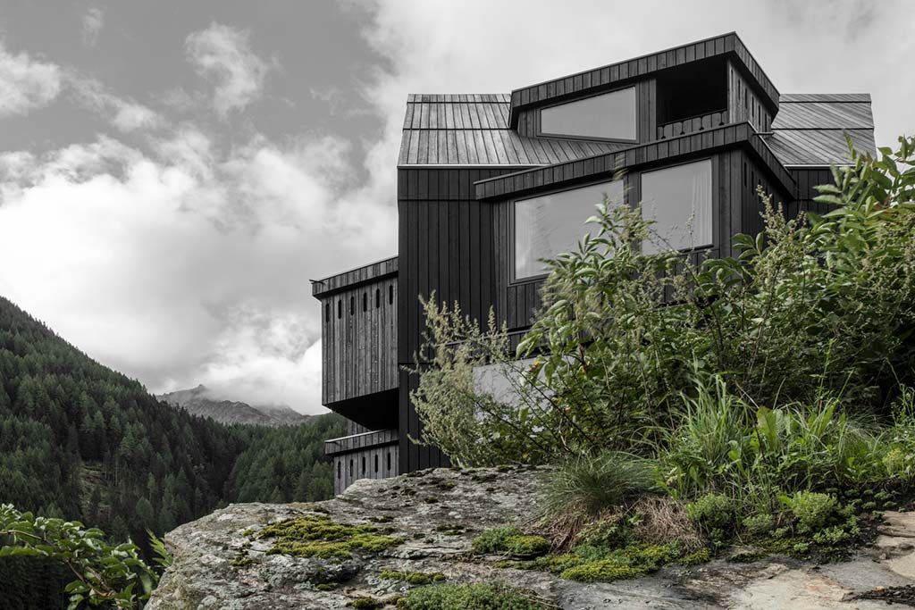 Деревянный отель в горах Италии от Pedevilla Architects