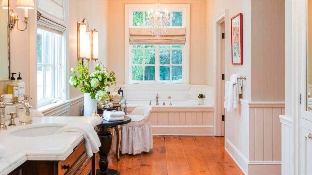Красивая ванная комната с деревянным полом