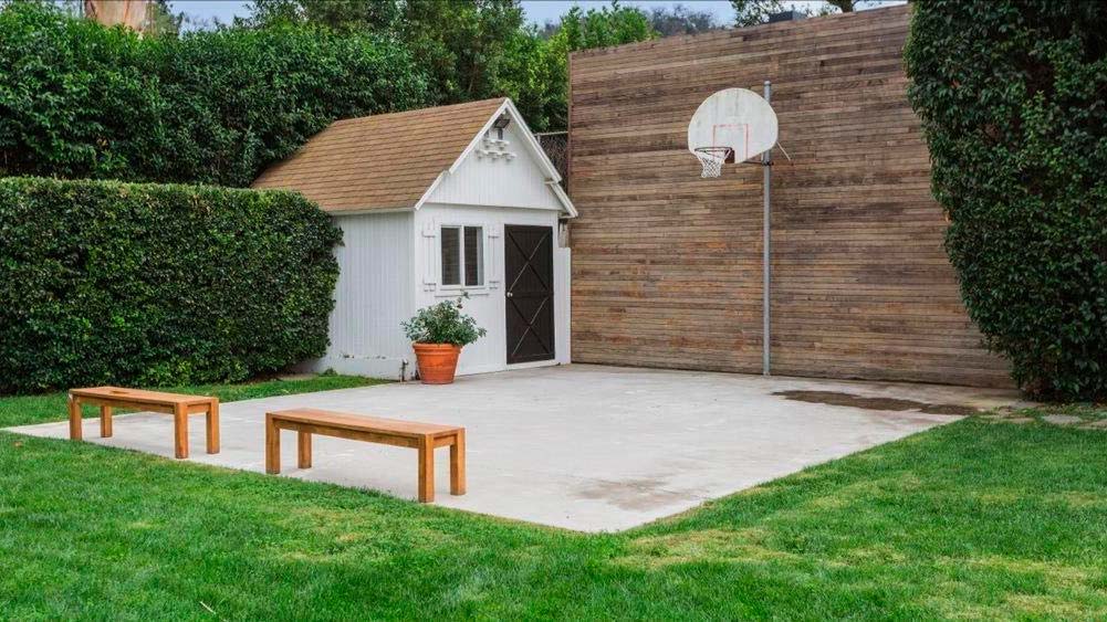 Баскетбольная площадка на заднем дворе