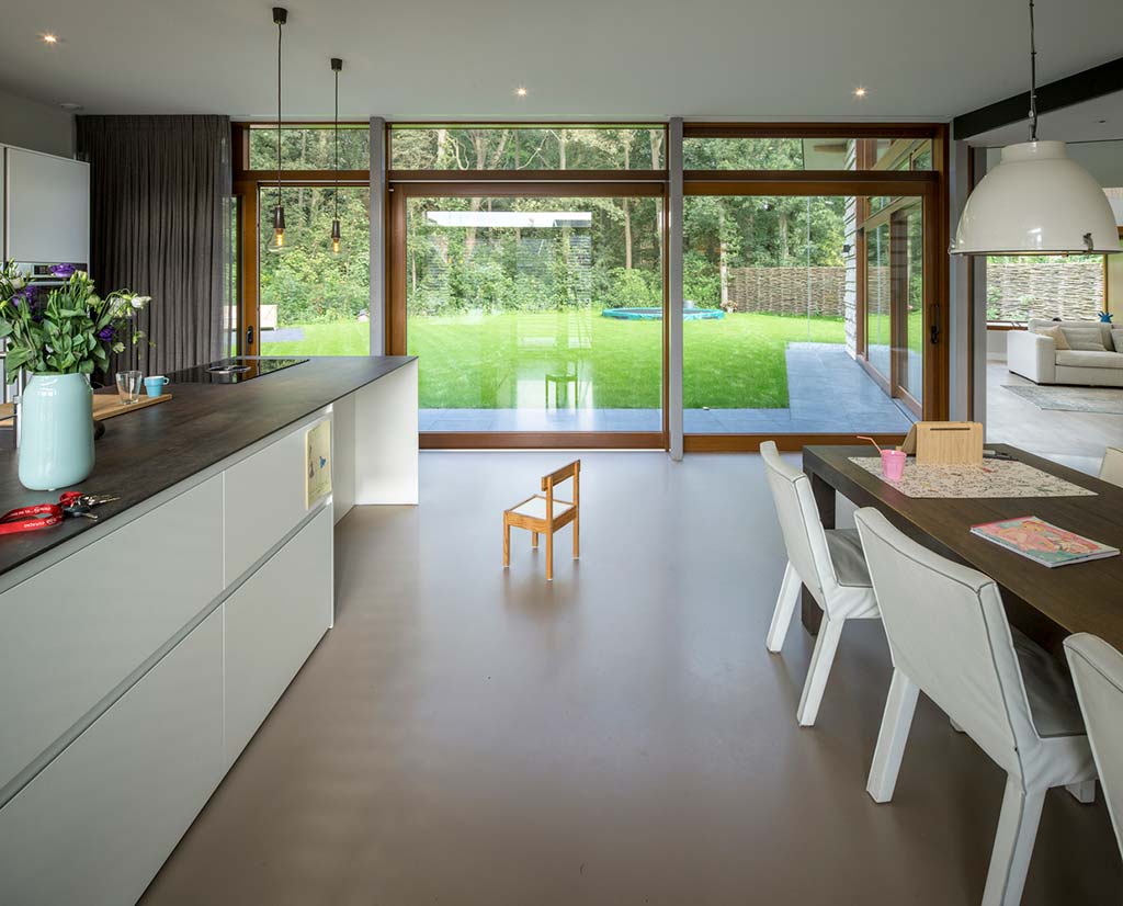 Современная кухня с панорамными окнами от Moke Architecten
