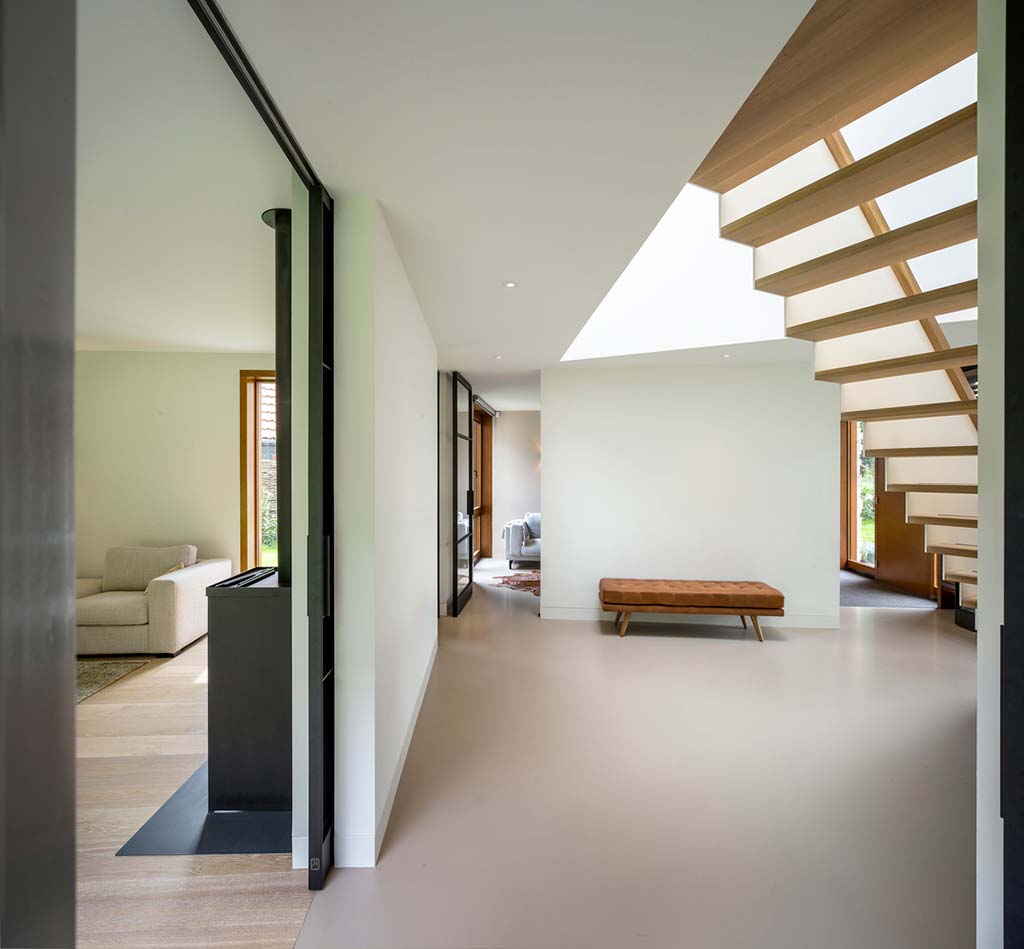 Комната с лестницей в стиле минимализм от Moke Architecten