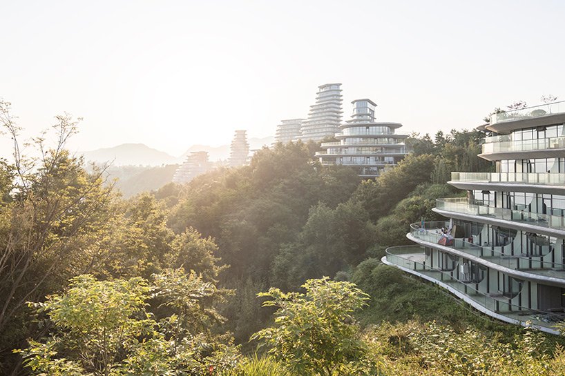 Горная деревня Huangshan Mountain Village от MAD Architects