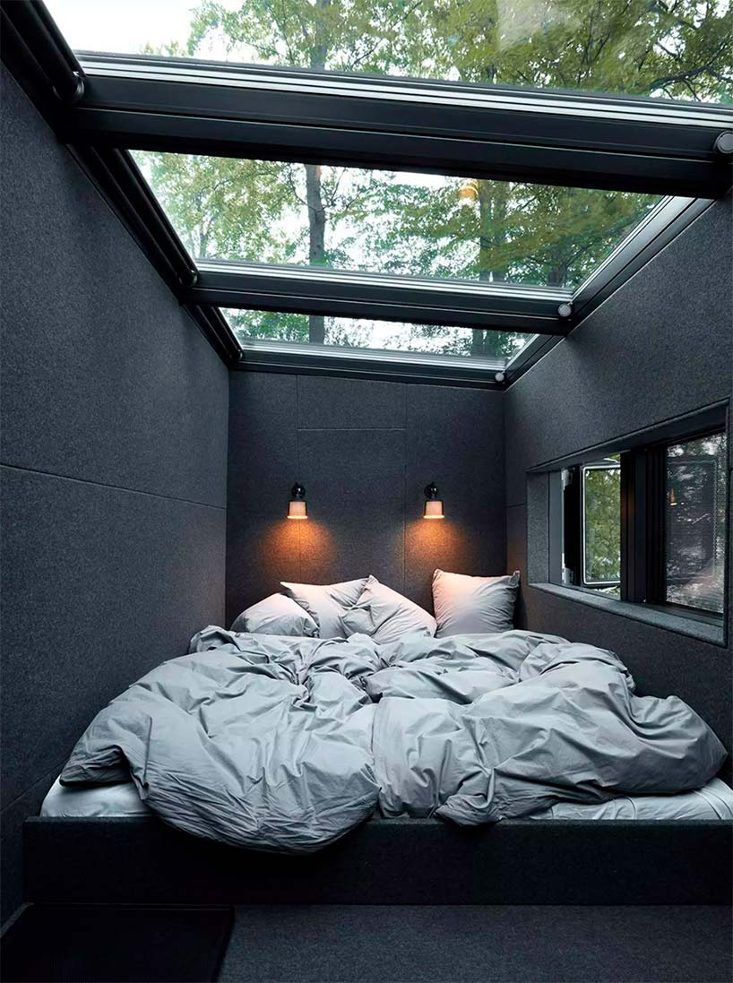 Спальня со стеклянной крышей в доме у озера