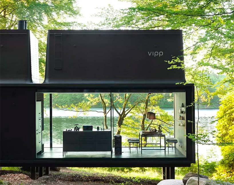 Дом в лесу со стеклянными раздвижными стенами Vipp Shelter