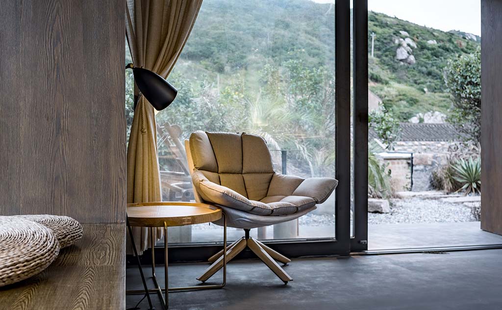 Мягкое кресло в интерьере дома от Evolution Studio