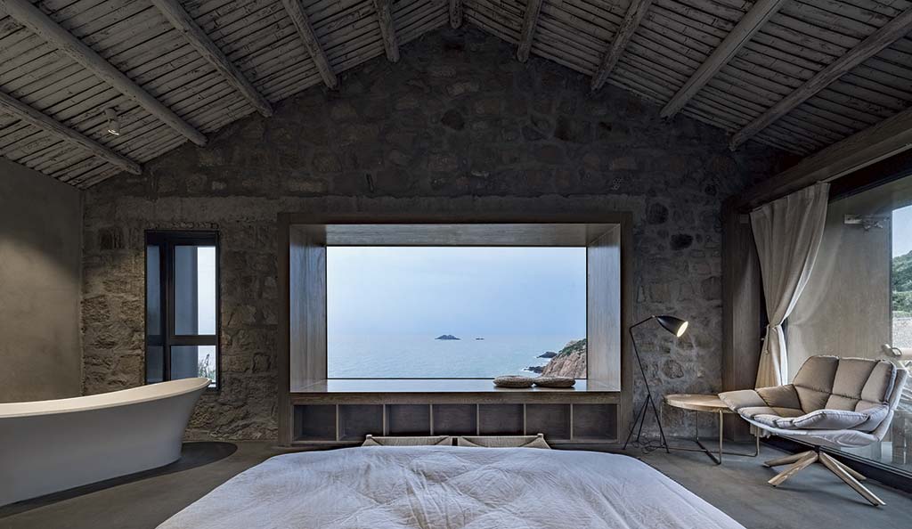 Панорамное окно в спальне с видом на море