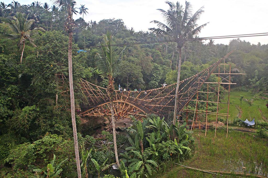 Строительство бамбукового моста на Бали Millenium Bridge