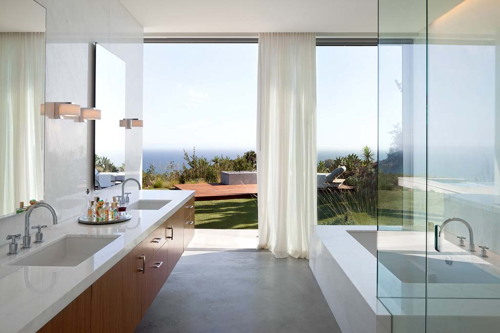Ванная комната с видом на океан. Дом от Ehrlich Architects