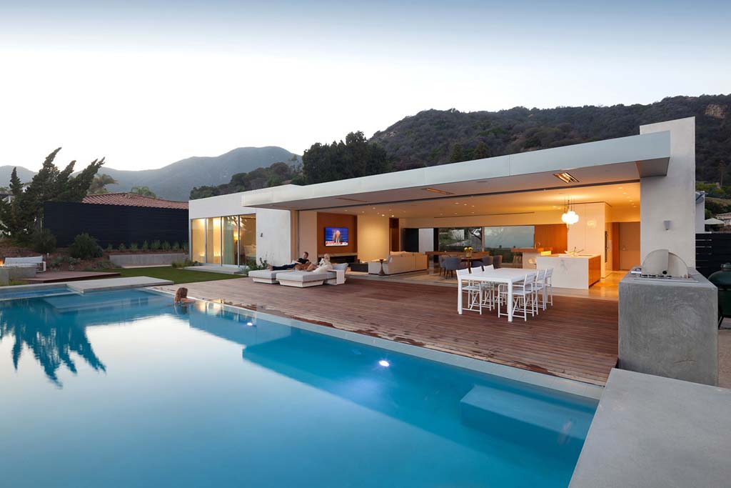 Современный дом с бассейном в Лос-Анджелесе