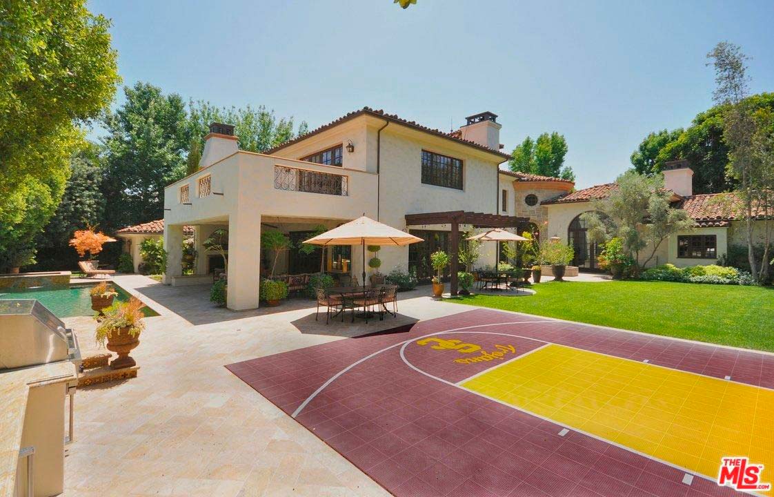 Баскетбольная площадка на заднем дворе дома