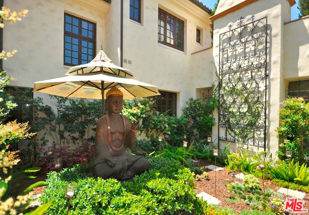 Сад для медитации со статуей Будды