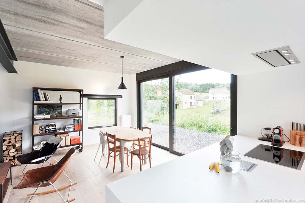Дизайн кухни-столовой в доме от URBAN architectes