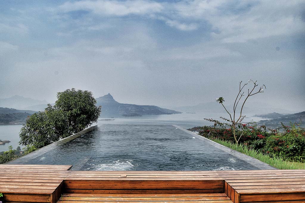 Панорамный бассейн в горах Индии от Spasm Design