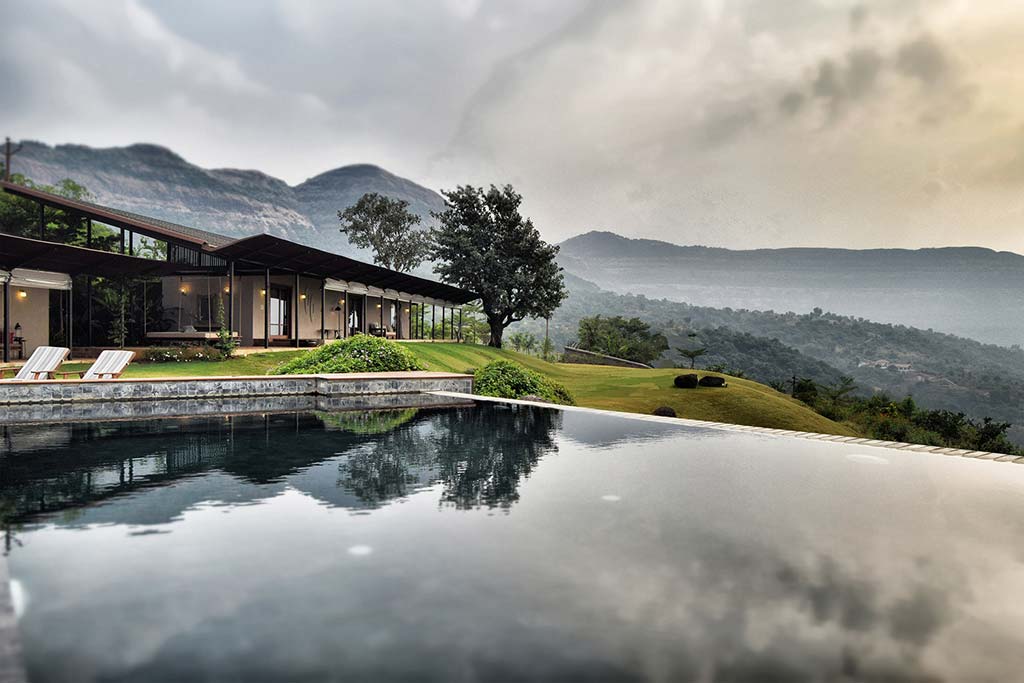 Загородный дом с бассейном в Индии от Spasm Design