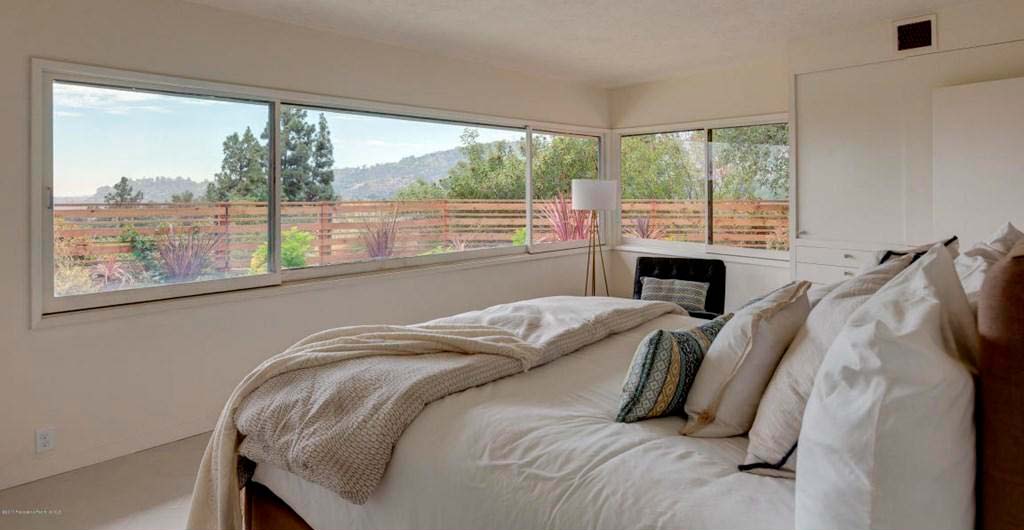 Красивый вид из спальни на вилле в Калифорнии