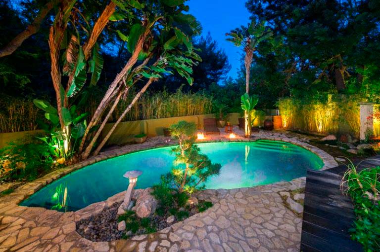 Бассейн с подсветкой посреди тропического сада у дома актрисы