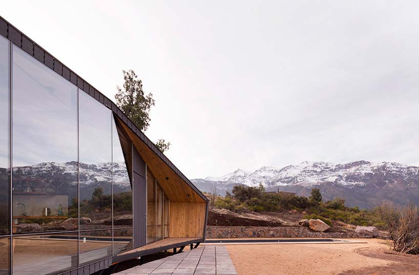 Деревянный дом в горах Чили - убежище альпинистов