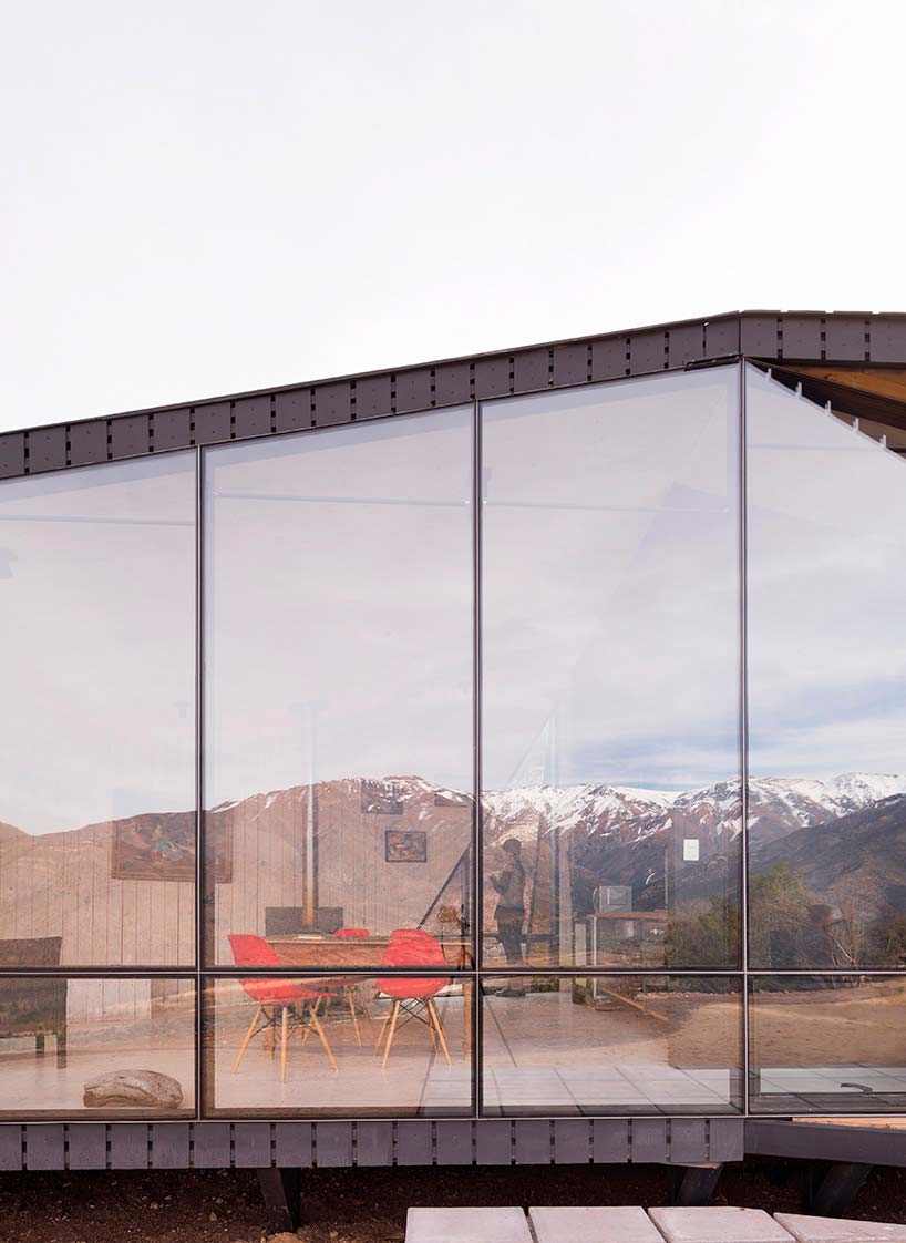 Окна от пола до потолка дома в горах Чили