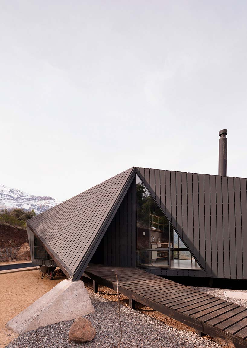 Сложная геометрия крыши дома от Gonzalo Iturriaga Arquitectos