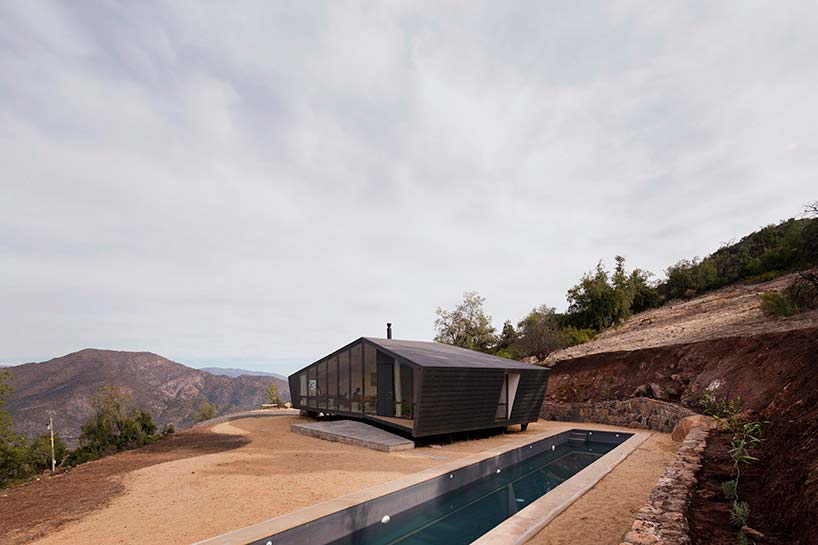 Деревянный дом с бассейном в горах Чили