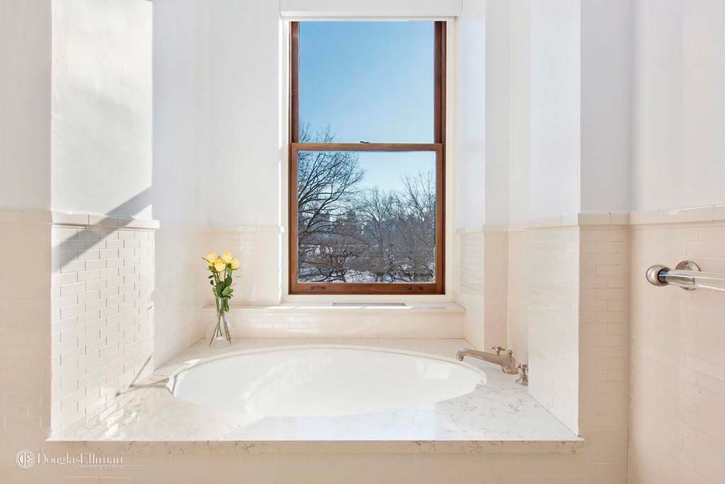 Ванная комната с видом на Центральный Парк