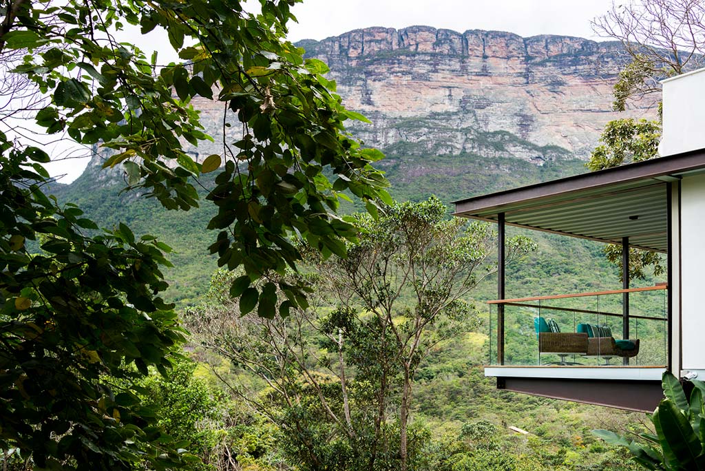 Красивый вид на долину Шапада-Диамантина с балкона дома