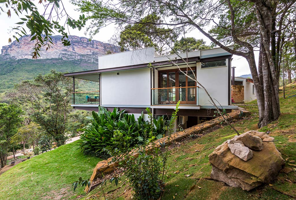 Дом на зеленом холме в Бразилии от G Arquitetura e Urbanismo