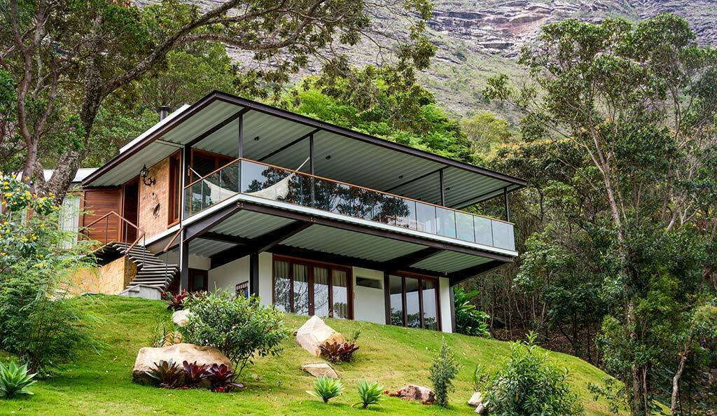 Дом на зеленой лужайке от G Arquitetura e Urbanismo