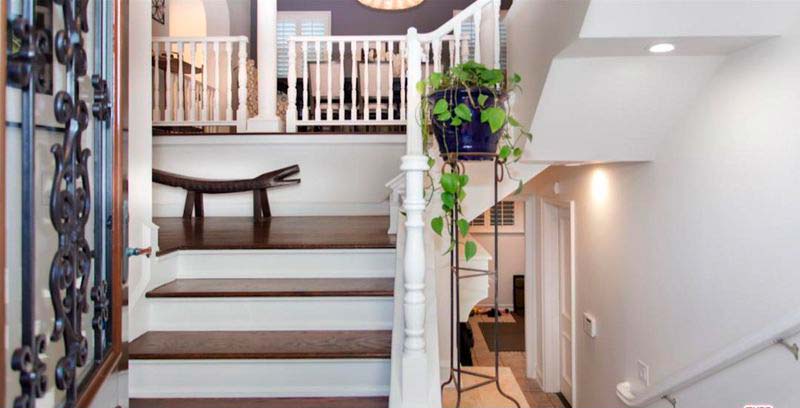 Деревянная лестница в трехэтажном доме