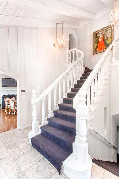 Парадная белая лестница в доме