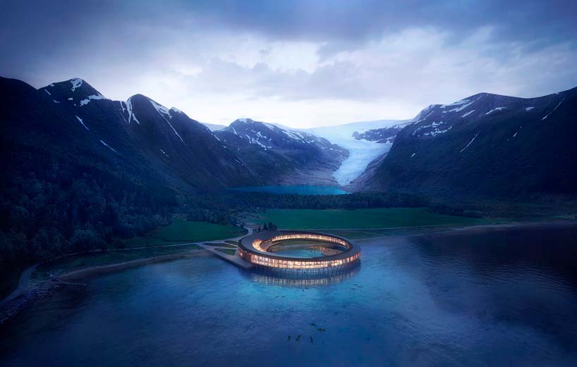 Отель у подножия горы на берегу фьорда в Норвегии